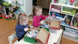 children opening shoebox gifts