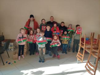 group of children with shoebox gifts