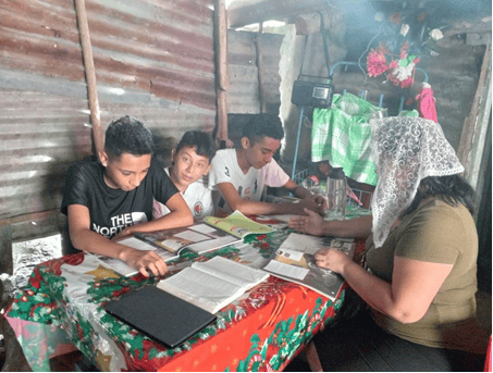 Mateo (middle) eagerly studies The Greatest Journey in El Salvador.