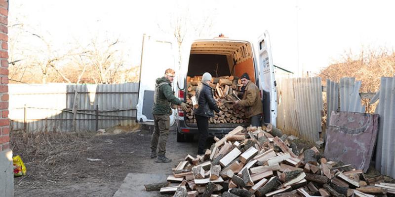 Vera and her team take loads of firewood into the conflict areas to provide much needed warmth when the electrical power has been cut. 