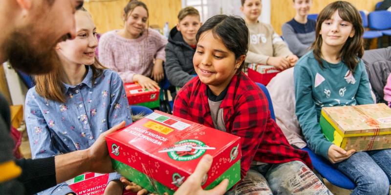 children receiving shoeboxes