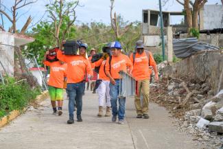 Volunteers from Mexico City churches served Acapulcans with heavy duty tarping on damaged roofs.