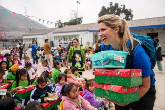 Kristy Graham delivers shoebox gifts at Escuela Shipibos.