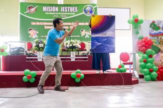 Elipas communicated the Gospel to children with enthusiasm at the Operation Christmas Child outreach event.